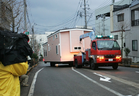 2台目到着、大勢の報道陣カメラの中、無事到着