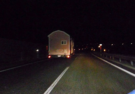 夜間の高速道路 撮影は後方警戒車