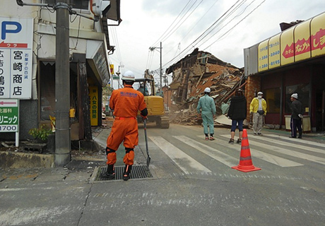 益城町中心地は倒壊建物で道路封鎖。