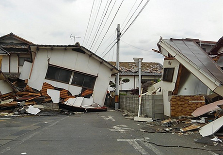 倒壊建物が道をふさぎ車両での支援は困難