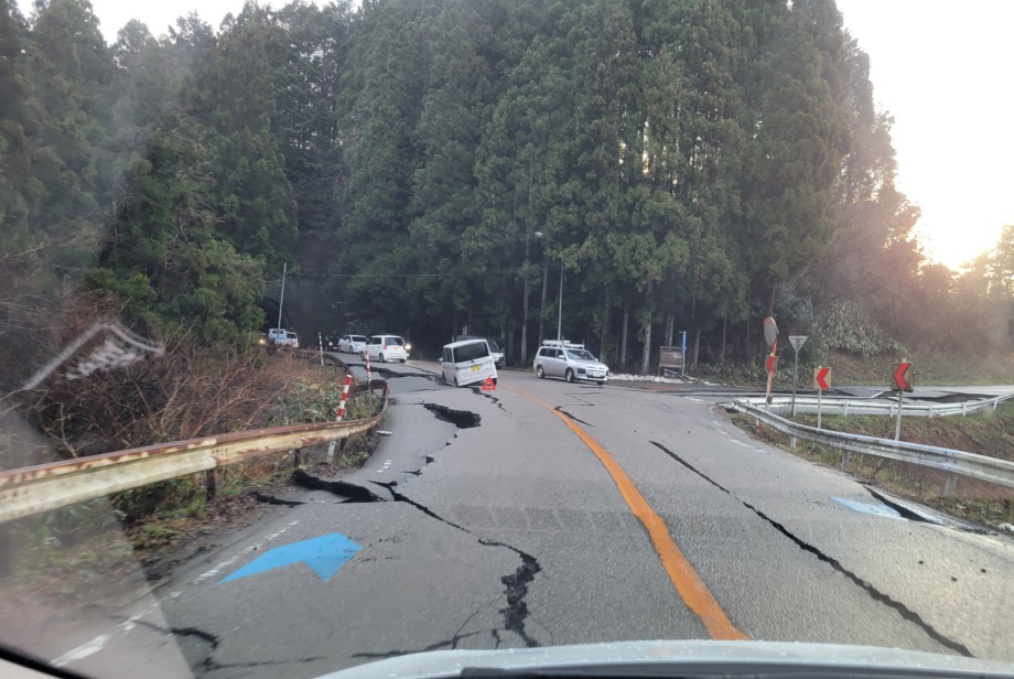 道路は亀裂＋余震で更に亀裂が増加