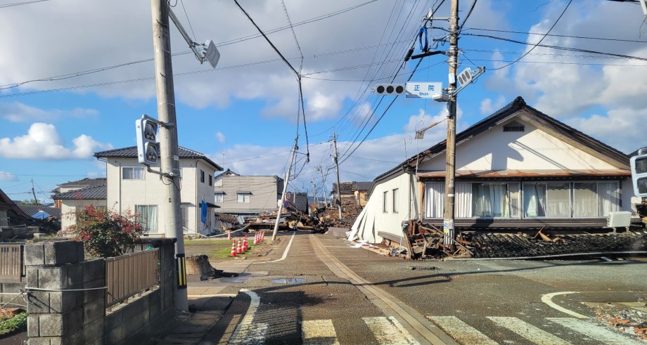 多くの住宅が倒壊 道路もふさいでいる。