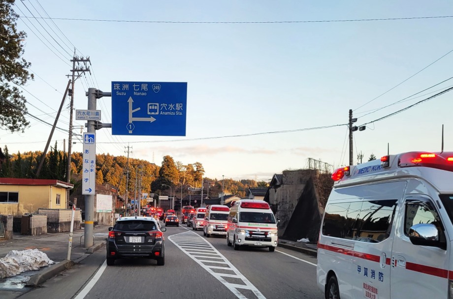 緊急車両が渋滞するほどの渋滞。