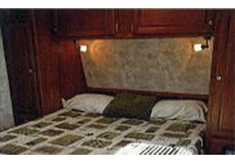 2人でもゆったり眠れる広いベッドには 読書用のランプも付属。
